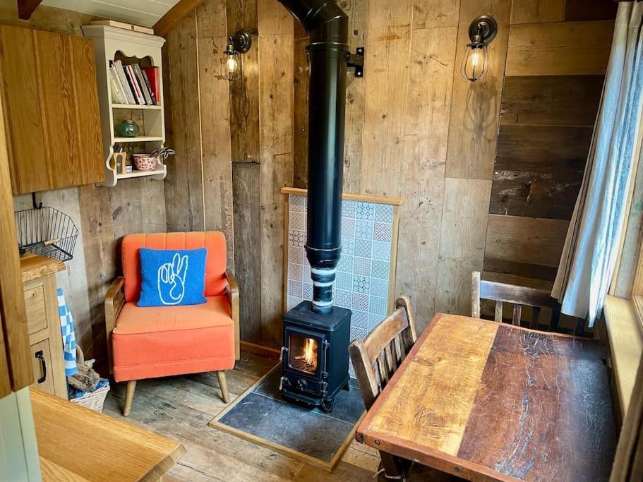 Апартаменты The Walnut Wagon In The Heart Of Mells. Фроум Экстерьер фото