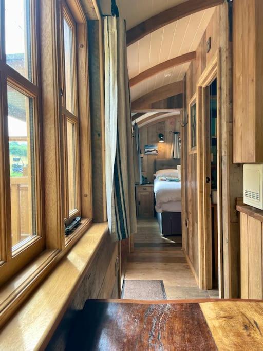 Апартаменты The Walnut Wagon In The Heart Of Mells. Фроум Экстерьер фото